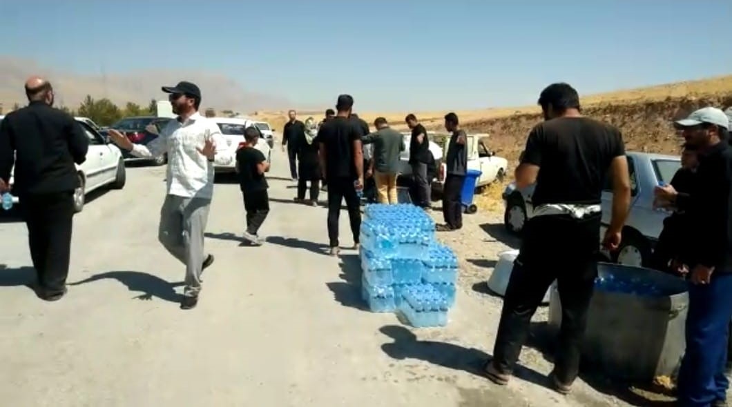 توزيع بيش از ٤ هزار بسته ميوه و آب معدني در مسير برگشت زائران از مرز خسروي